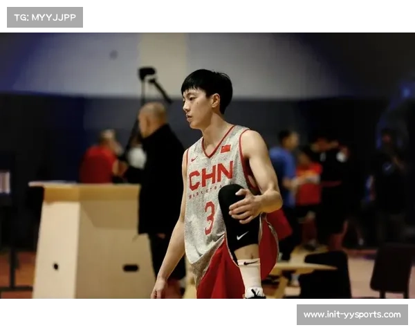 胡明轩绝杀球弹框瞬间，男篮队员围拢互勉画面感人